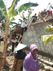 Semangat Gotong Royong Warga Karangpilang Kidul Membantu RTLH