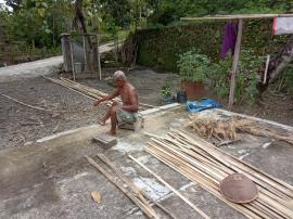 Demi Rejosari Menang, Mbah Manto Contohi Warga Membuat Pagar Bambu