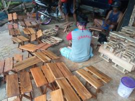 Potongan Kayu Tak Terpakai, Menjadi Meja TPA Praktis Di Tangan Bu Hesti