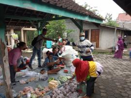 Cegah Covid-19, Tim Satgas Rejosari Bagikan Masker Di Pasar Desa