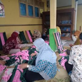 Tingkatkan life skill peserta, KPD Mitra Handayani ajarkan pembuatan keset kain perca 