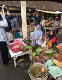 H+4 Lebaran Pasar Kepuh masih ramai kunjungan, alakathak menjadi rebutan.