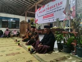 Malam tirakatan HUT RI ke-79, Lurah ajak mengenang kembali jasa para pahlawan dan pendiri bangsa.