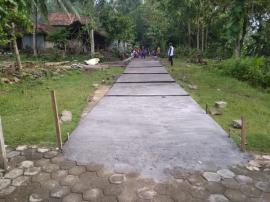 Pekerjaan peningkatan jalan lingkungan selesai, menuju sekolah kini tak khawatir lagi.