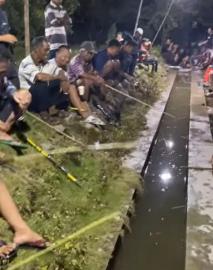 Demam strike, selokan disulap jadi tempat pemancingan umum