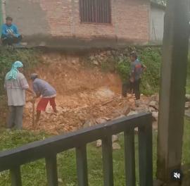 Diguyur hujan semalaman, talud balai padukuhan Kaligayam Lor terancam ambrol