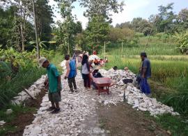 Persiapkan jalan untuk dicor blok, Warga Sempu Lor kerjabakti perataan lokasi.