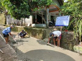 Terima material komplit, padukuhan Ngerco awali kegiatan pemeliharaan jalan lingkungan 