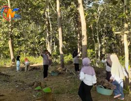 Jelang Idul Adha, santriwan santriwani TPA Nurul Iman bersih-bersih lingkungan
