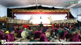 Pak Lurah nanggap wayang, warga antusias menyaksikan