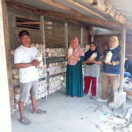 Warga Banyu terima bantuan UMKM budidaya jamur 
