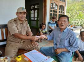 Cor blok jalan lingkungan rampung, para pekerja terima upah