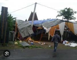 Hujan disertai angin terjang beberapa rumah di Karangpilang