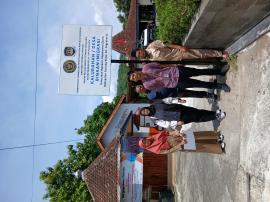 Penyerahan plang Desa Binaan Imigrasi 