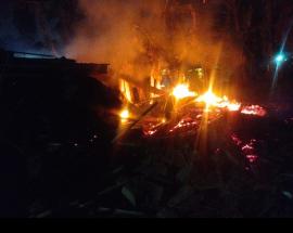 Diduga karena puntung rokok, kandang sapi milik Satiman ludes terbakar